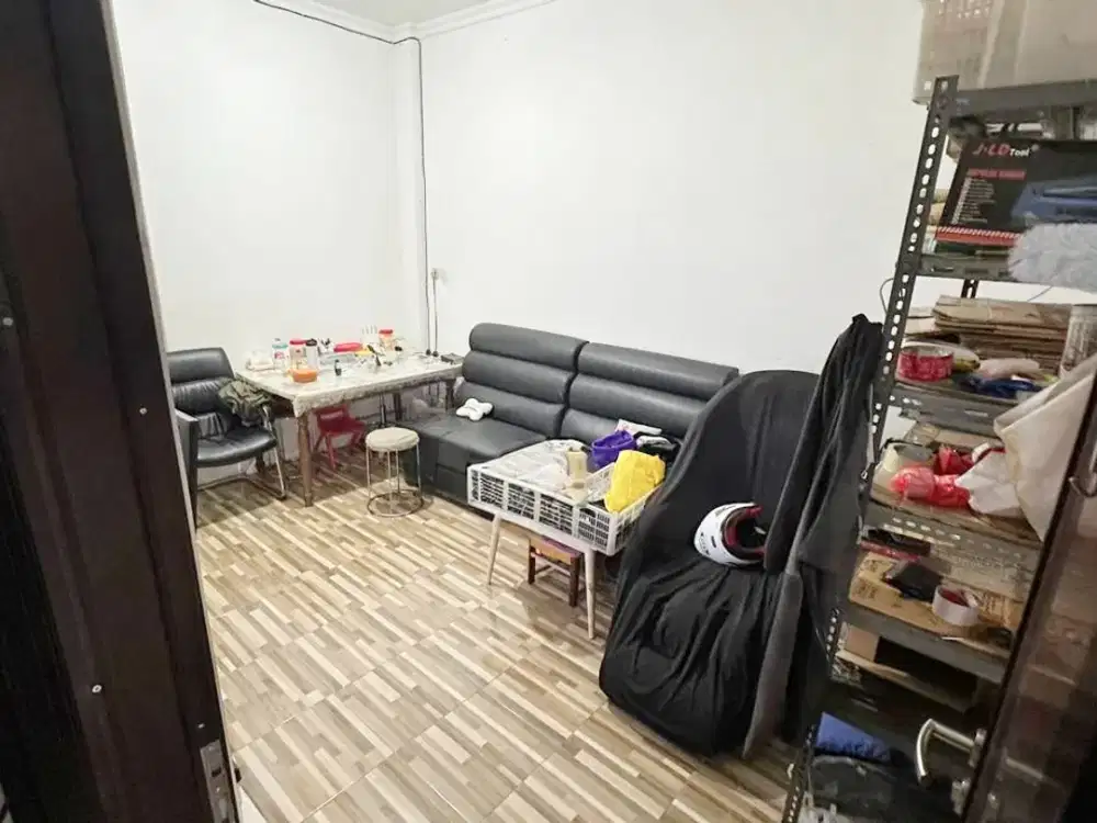 Efisiensi Ruang Maksimal Rumah 5 Kamar Tidur di Graha Raya GB-18154
