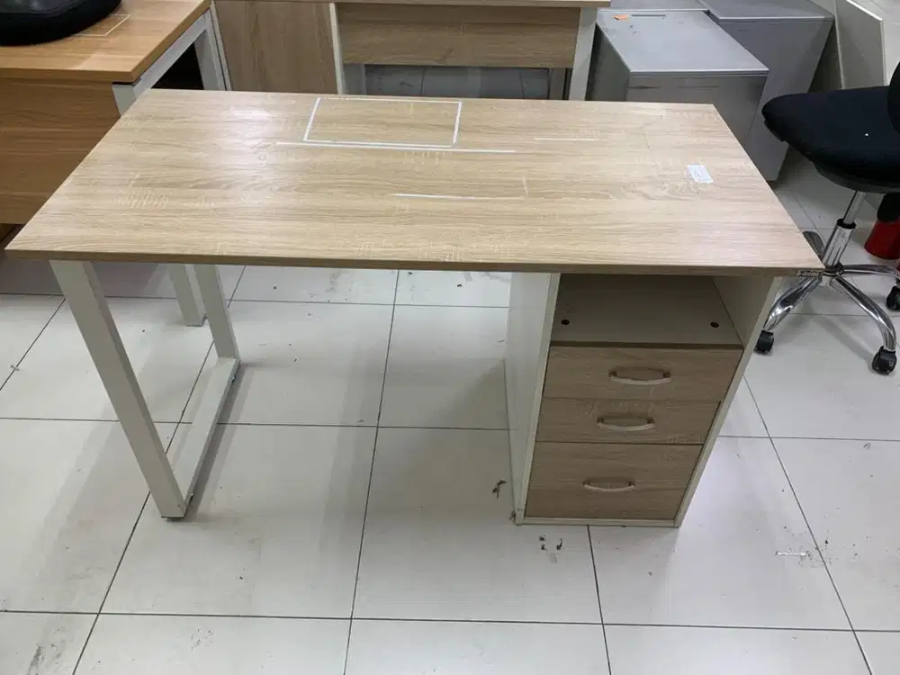 Meja kantor Informa