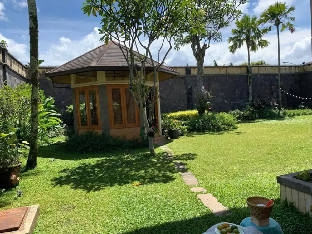 KOMP BUDI INDAH, SETIABUDI. RUMAH MEWAH DENGAN HALAMAN LUAS DI KOTA BANDUNG