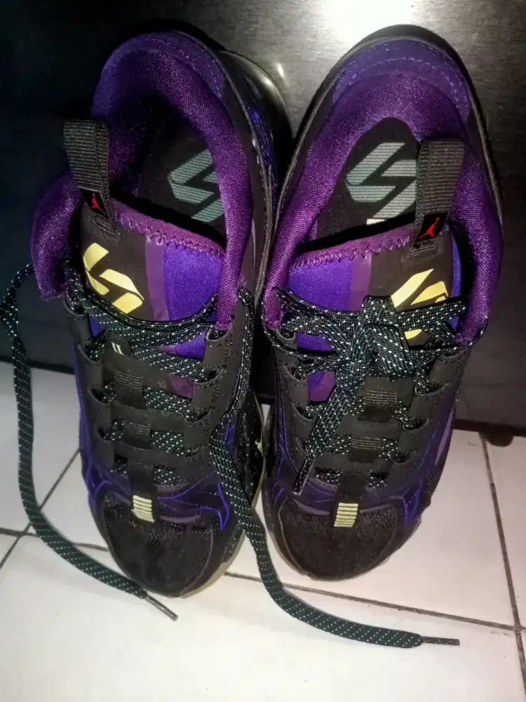 Sepatu basket Jordan luka