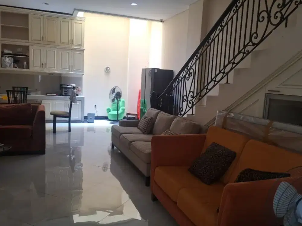 Rumah 3 lantai siap huni lokasi strategis dan aman di komplek  Pandawa Kelapa Gading