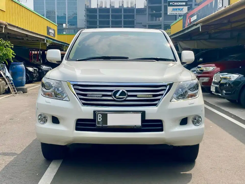 LEXUS LX570 AT PUTIH 2011