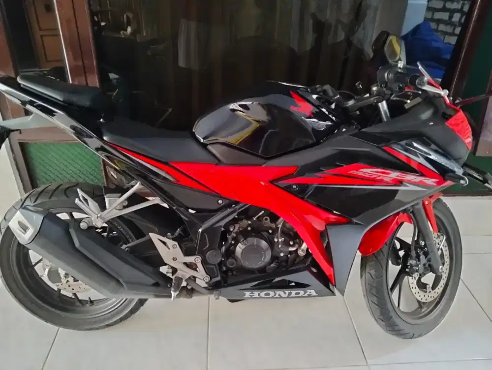 Honda CBR 150R hitam . Merah