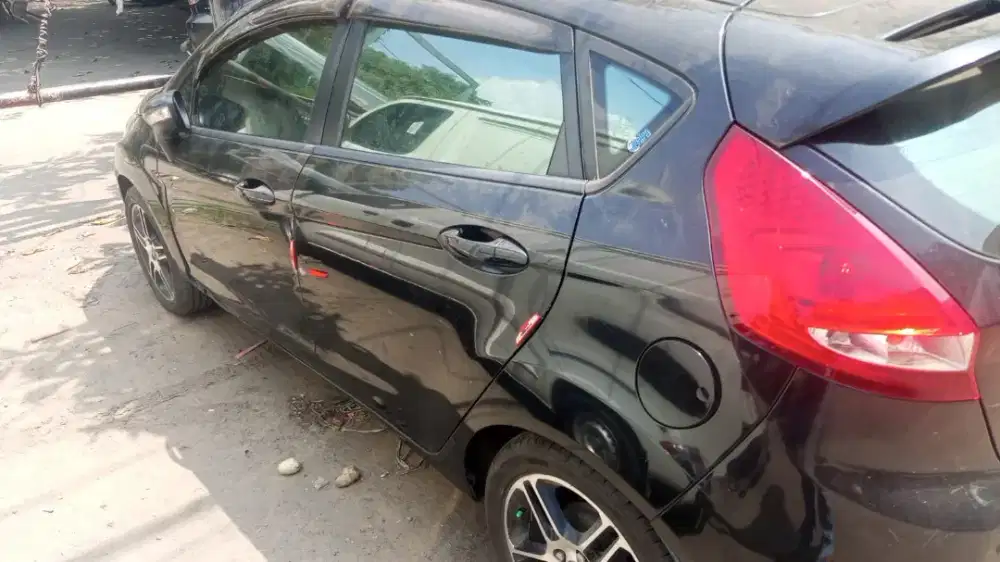 Di jual mobil ford fiesta hitam 2011