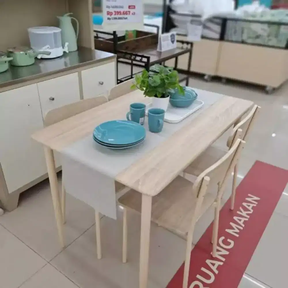 Meja makan selma