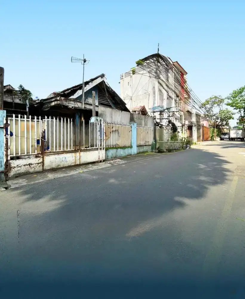 Rumah tua termurah lokasi terbaik dekat sekali dengan Jalan Raya
