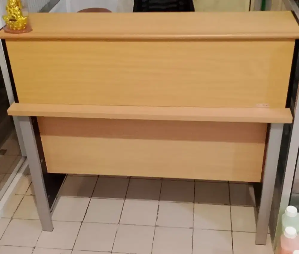 Jual meja kasir/resepsionis dan 2 etalase.Berkwalitas.