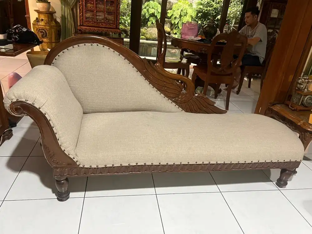 Sofa Santai / Daybed Jati Klasik Ukir Angsa Kain Fabric Krem Premium