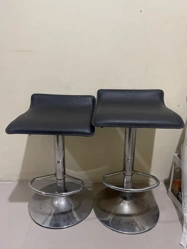 Kursi bar masih berfungsi baik