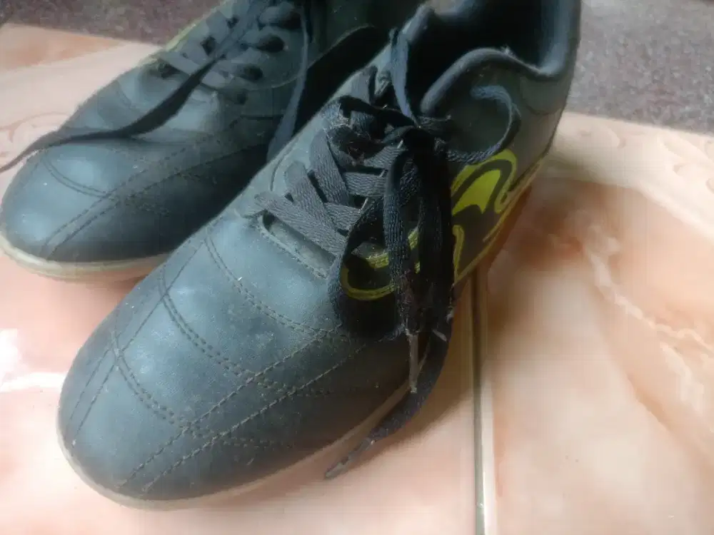 sepatu bola minus pemakaian