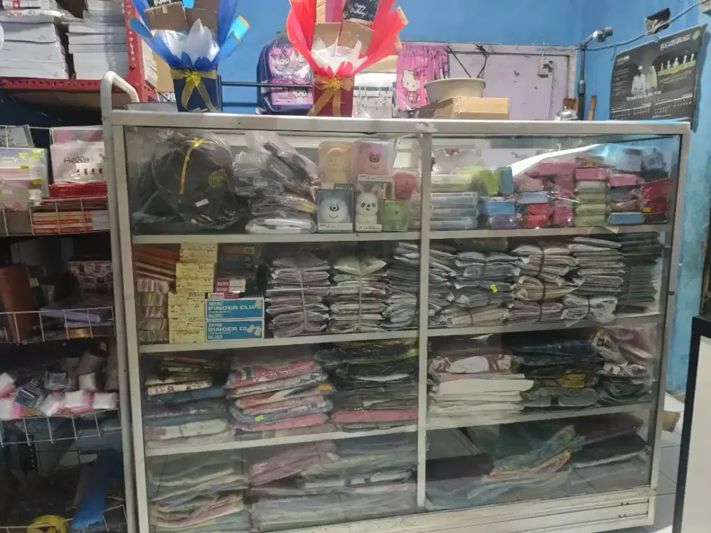 Etalase kaca dan rak besi