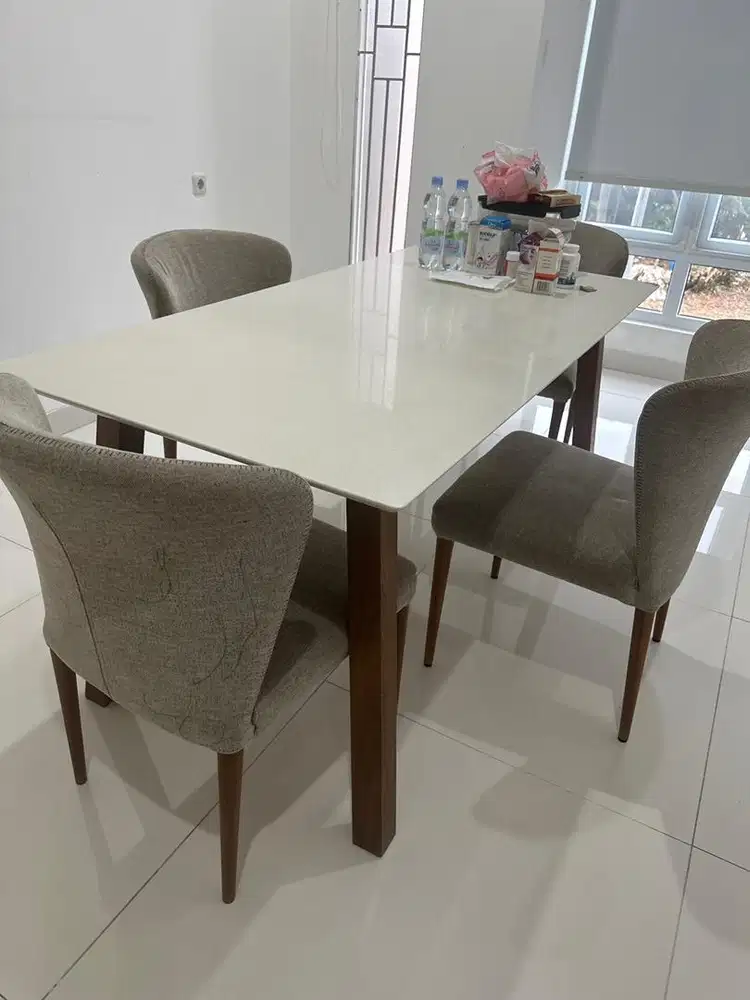 Meja makan cellini