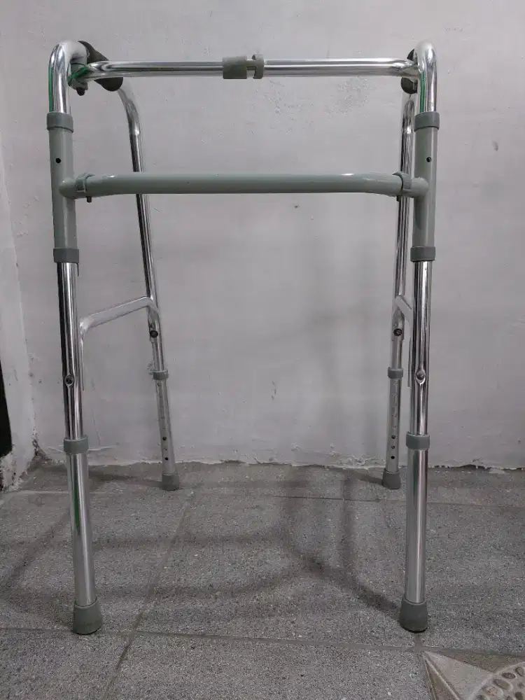 Walker / alat bantu jalan