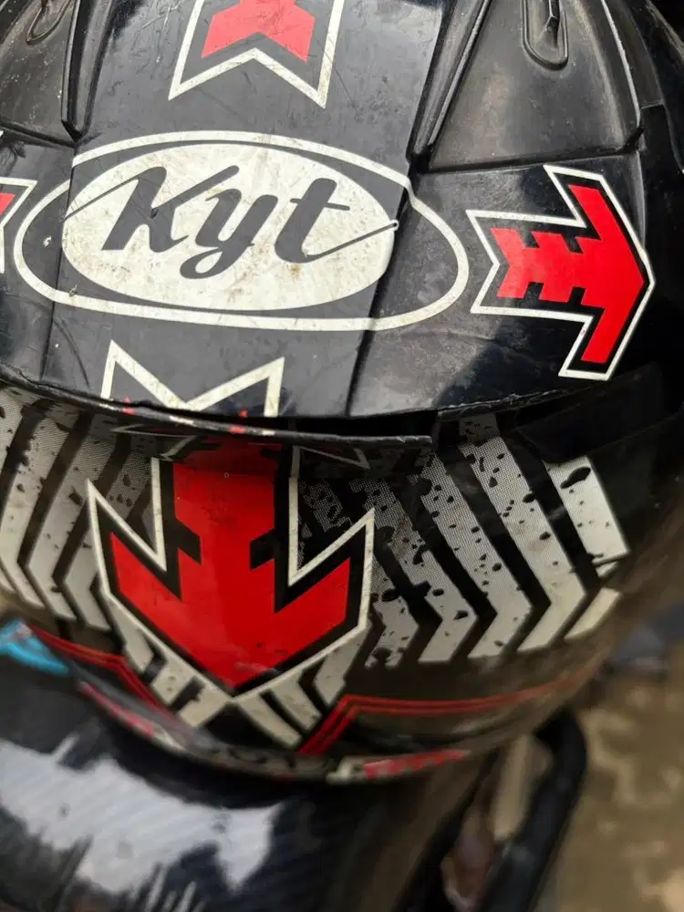 Helm kyt bekas monggo yg minat
