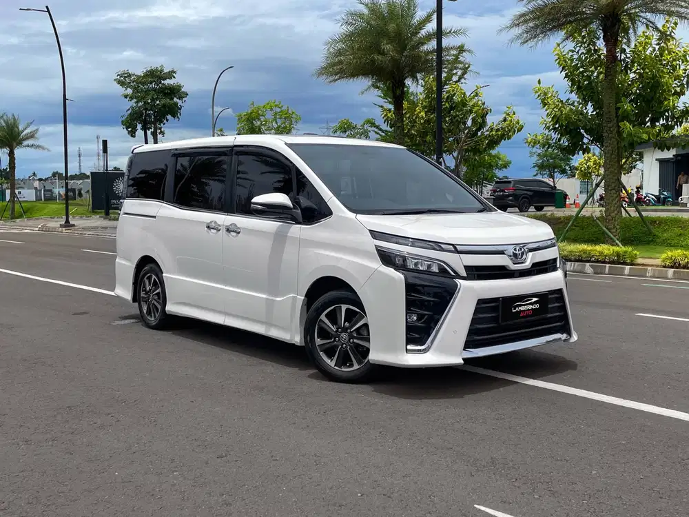 TOYOTA VOXY 2.0 2019 LOW KM !! PUTIH FAMILY CAR
