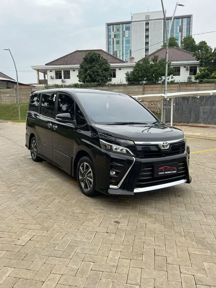 Toyota voxy 2.0 AT 2021 hitam