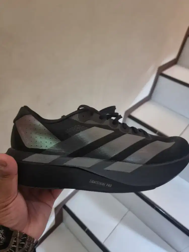 Sepatu adizero hitam