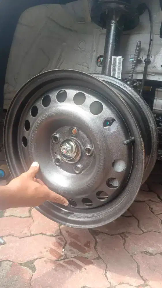 Velg kaleng 15 inch 5 x 108 warna hitam