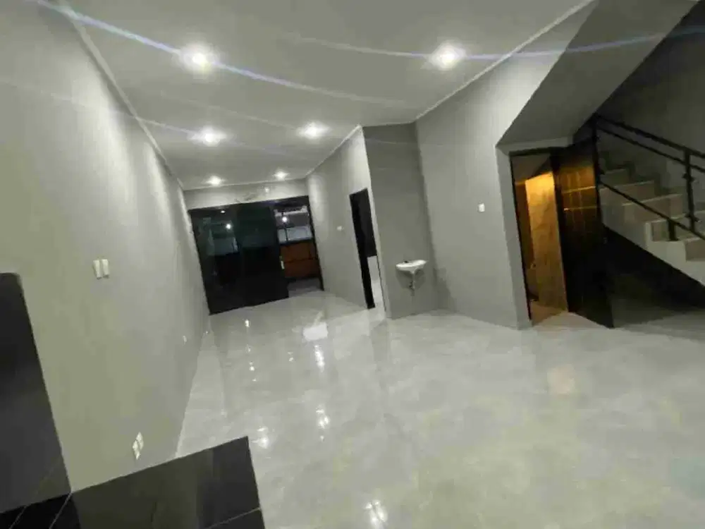 Di jual Rumah baru TKI 2 patung kuda*
No rumah bawah hoki 28
anak tangga 17
Hadap timur/matahari pagi
-kanovi kaca 
-jalur ac udh di sedia in : 4
-pintu depan kunci nya smart
-*balkon kamar lebih privasi*
-jalur water heater sudah ada
*Kamar utama 6X4*
Lt