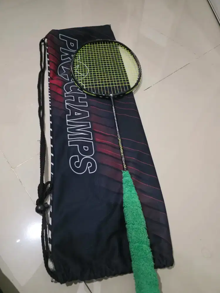 Raket Badminton merk Apac feather lite 75