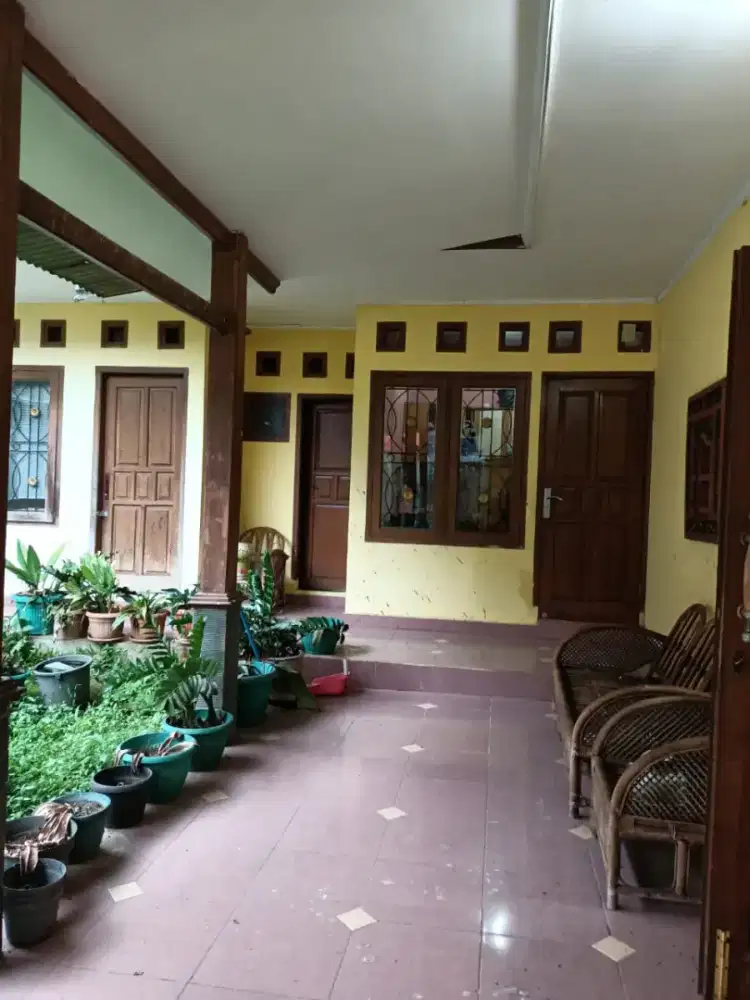 Rumah hadap utara, jalan bisa 2 mobil, asri kolam teras terbuka