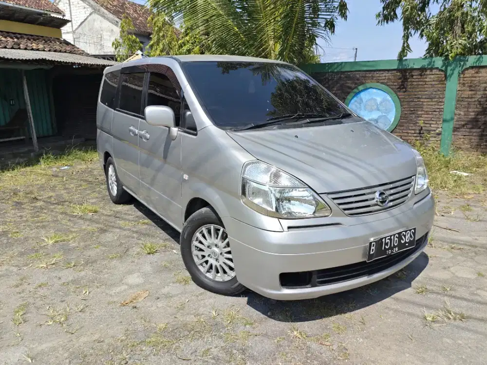Jual mobil nyaman Serena 2011 low km istimewa