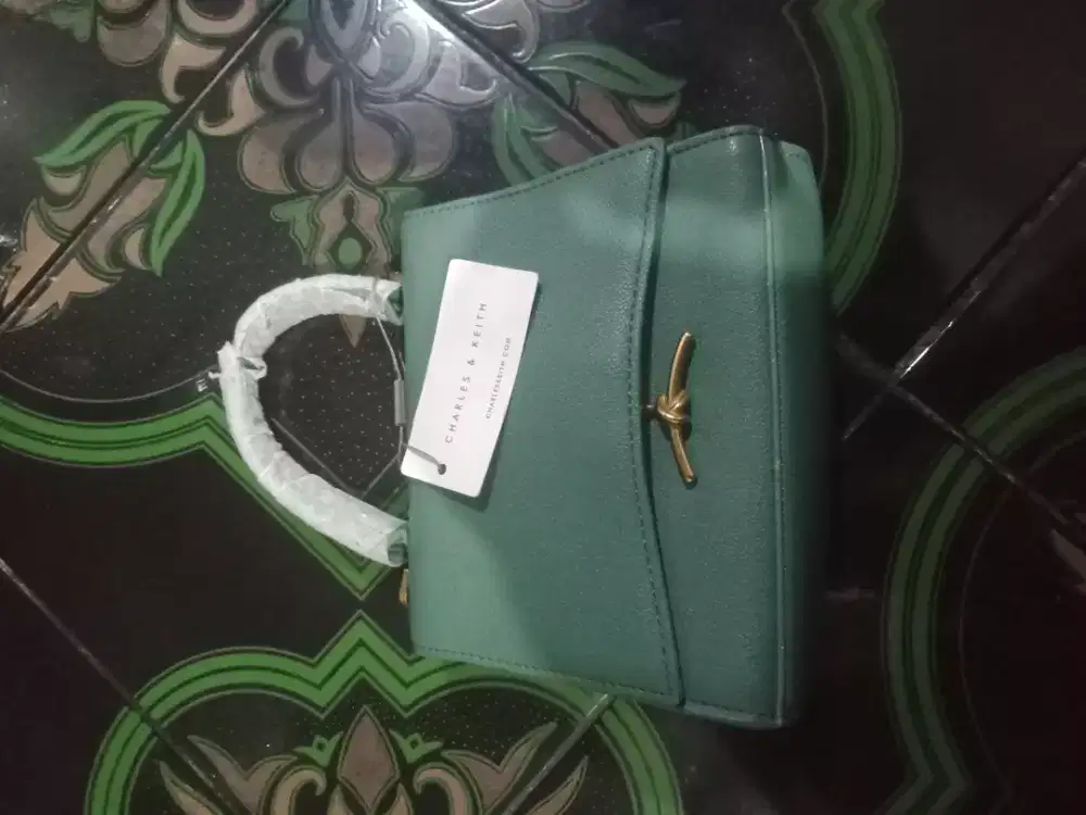 Tas slempang Charles &keith