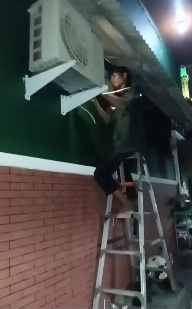 JASA INSTALASI / SERVICE AC BERGARANSI