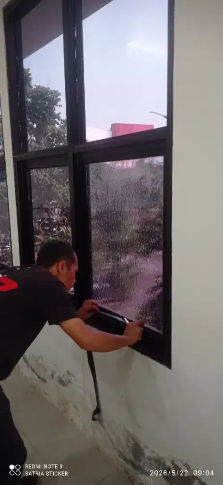 Pusat stiker kaca film kantor unt meredam panas & silau matahari