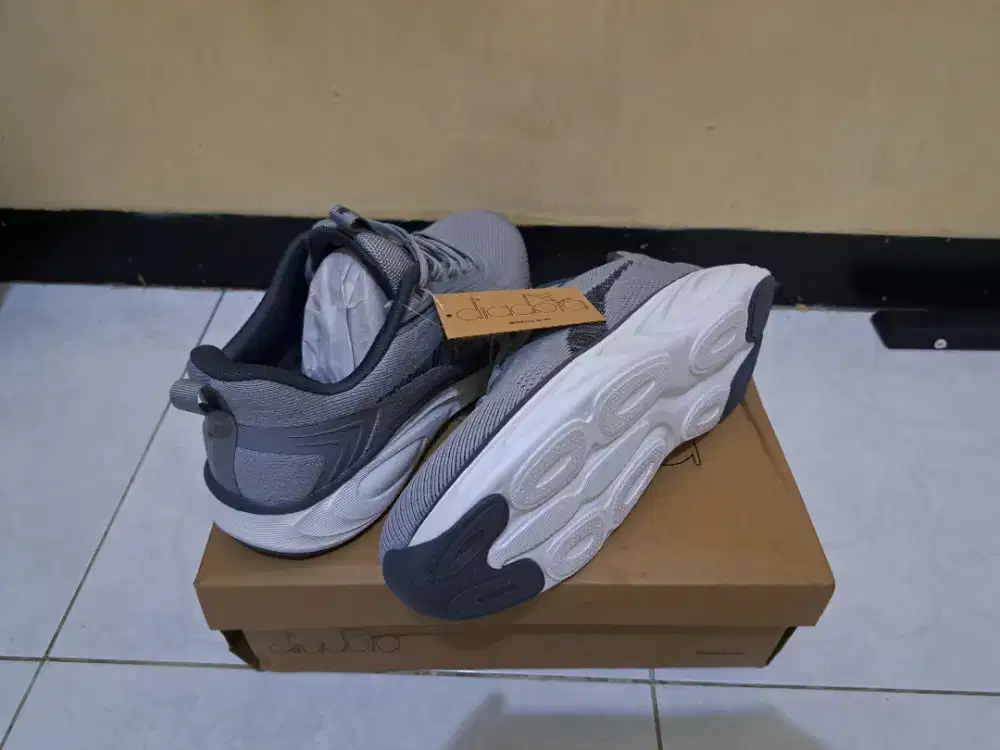 Sepatu running diadora