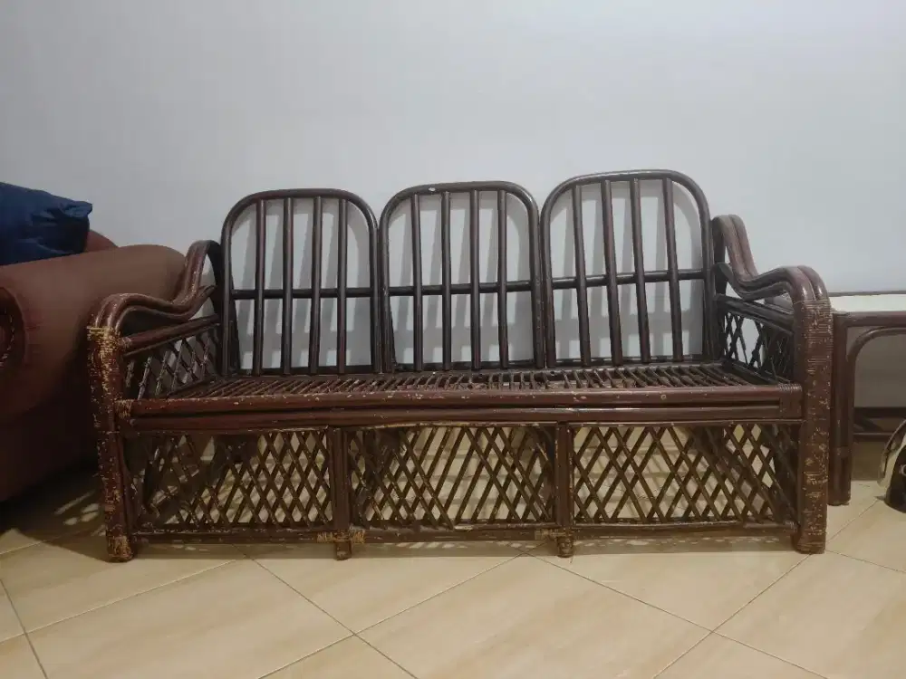 Kursi kayu bekas
