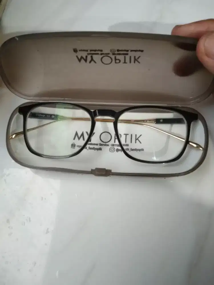 Kacamata merek Vintage