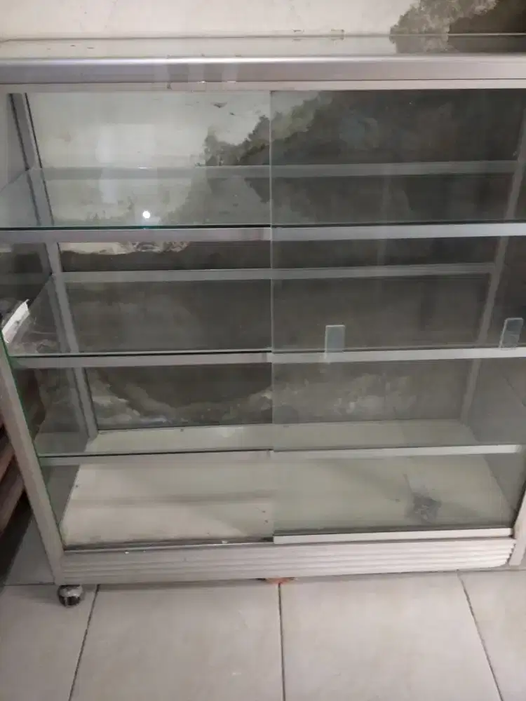2 Lemari kaca sesuai gmb