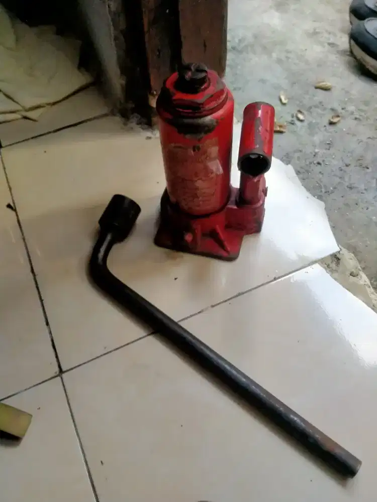 Dongkrak kunci roda