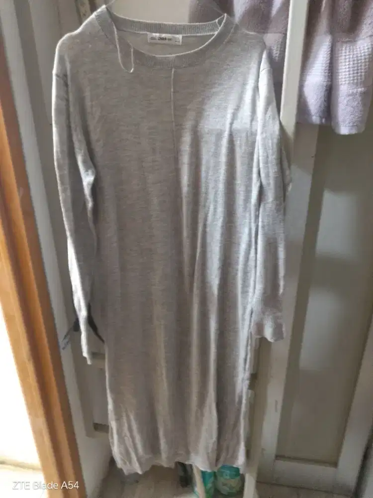 Dress abu2 rajutan selutut belahan paha tinggu preloved