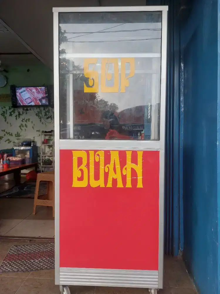 Etalase kaca usaha