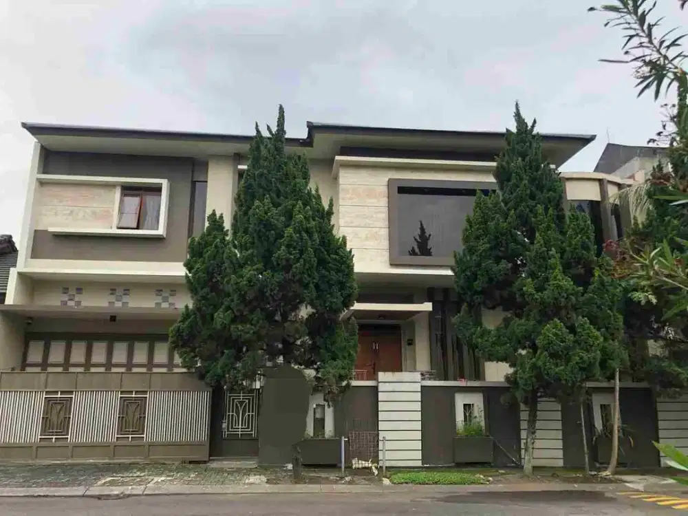 Rumah mewah dengan kolam renang cantik di Singgasana Pradana