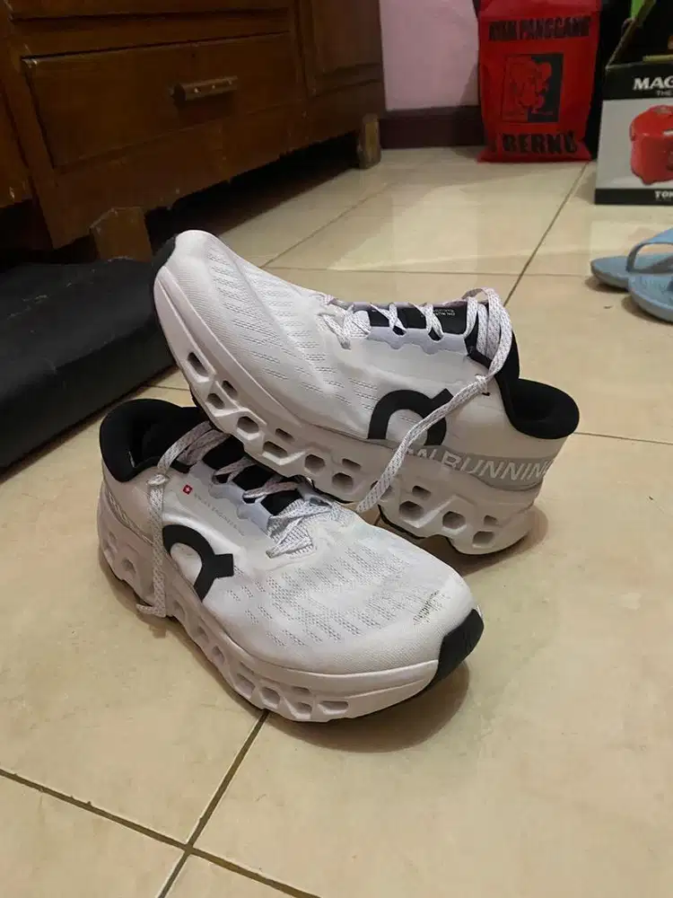 WTS sepatu On Cloudmonster 3