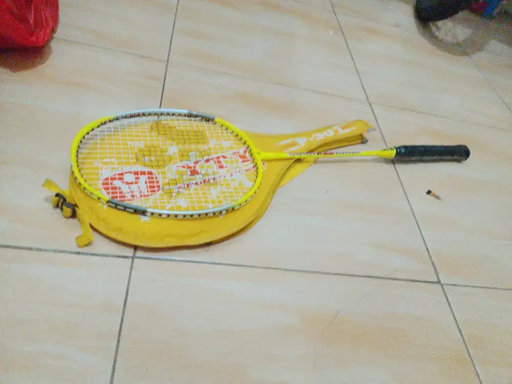 Raket Bulu tangkis merk YTY