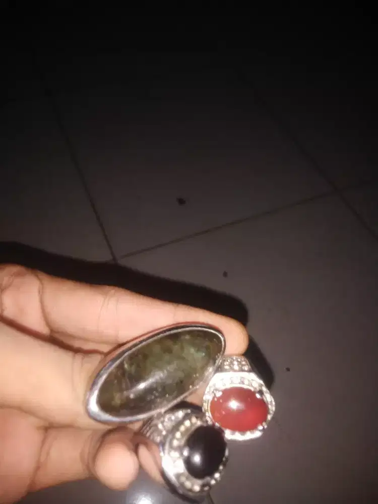 Tiga buah Cincin batu akik