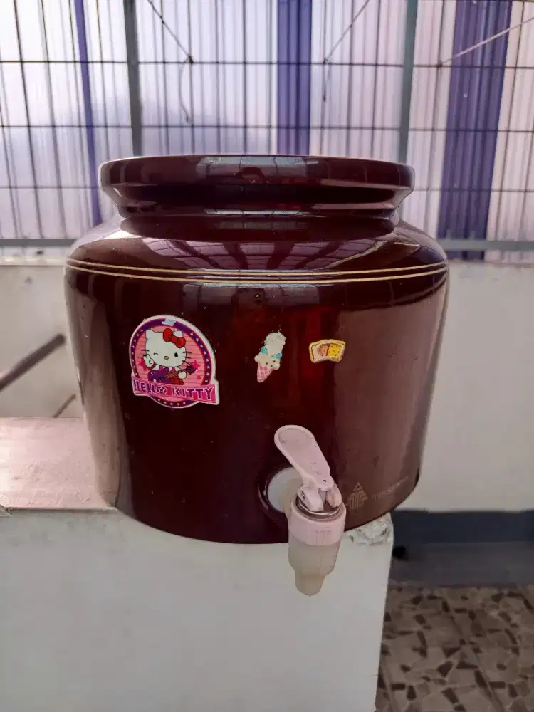 Guci air keramik