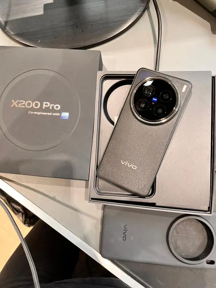 LIKE NEW ! X200pro 12/512