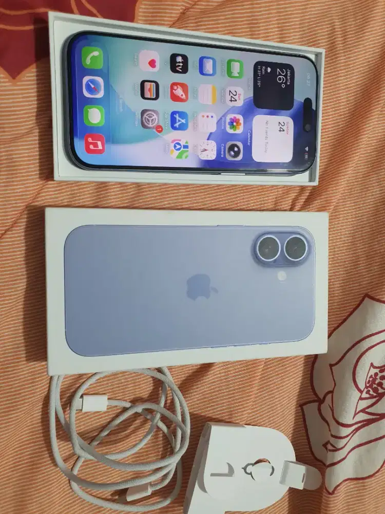 Iphone 17 256gb blue garansi on ibox 12 november 2026 bh 100% like new