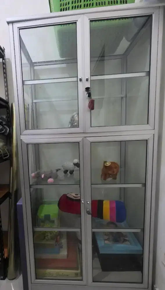 Jual lemari kaca alumunium bekas