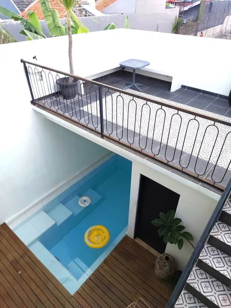 Villa Estetik dengan Kolam Renang dekat Jalan Damai