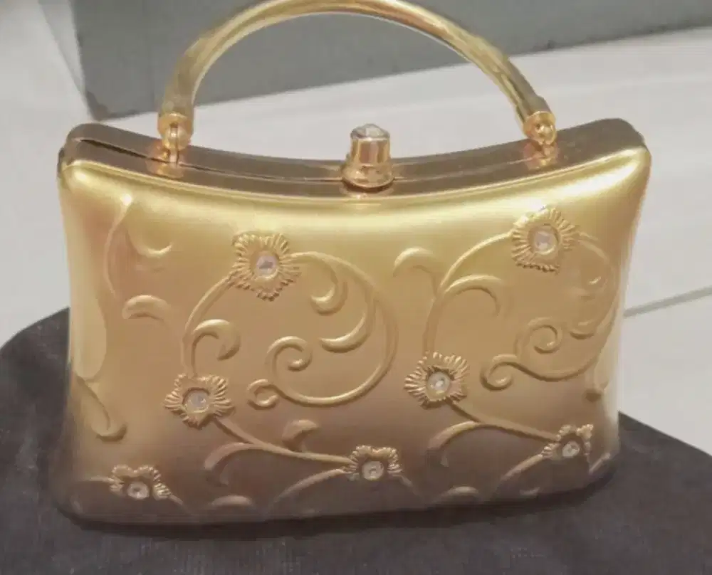Tas Pesta Wanita Dari Logam