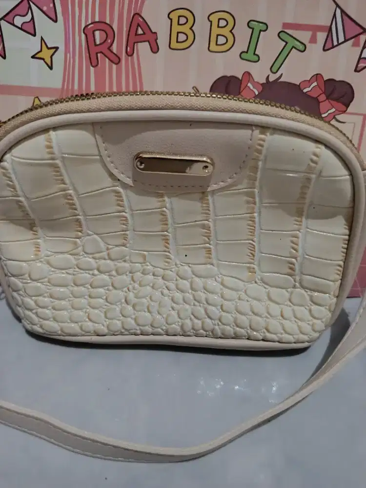 Tas wanita berwarna cream