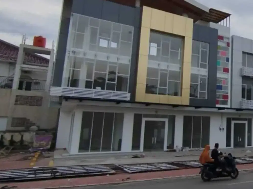 Ged kecil terdiri dr 3 ruko,sgt cck utk semua usaha,strtg di Boul JBBK