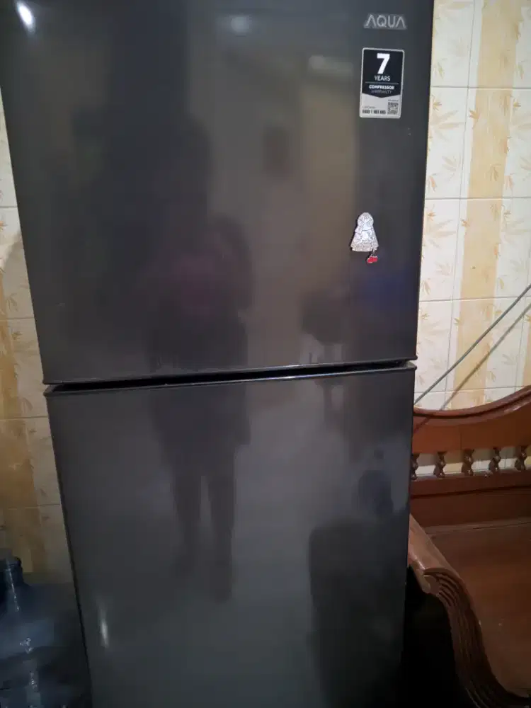 Dijual kulkas 2 pintu merk Aqua