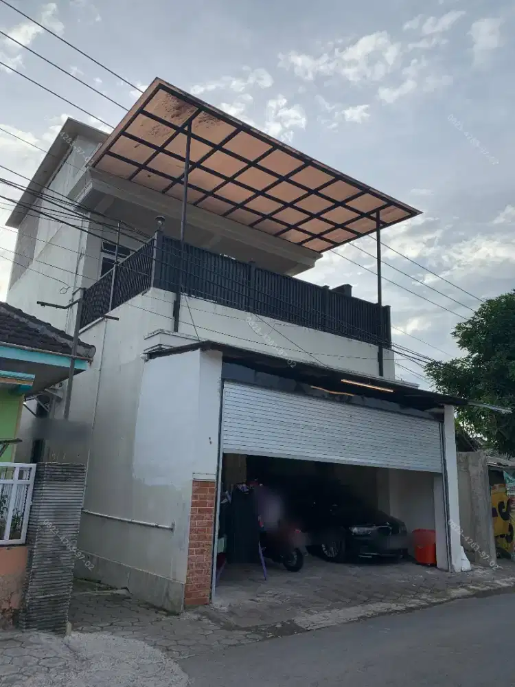 Rumah 3 lantai Full granit Pinggir jalan di Kranjingan Jember